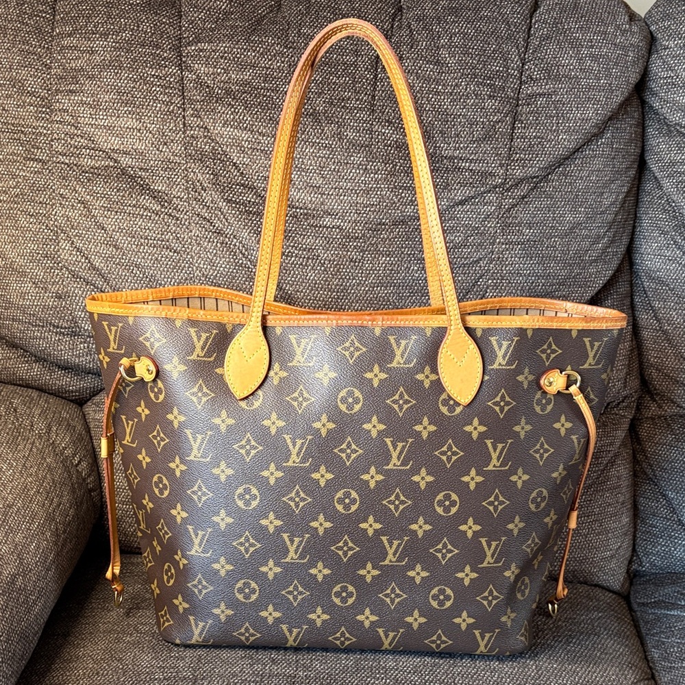 Louis Vuitton Neverfull MM Monogram Classic Tote - Picture 3 of 16